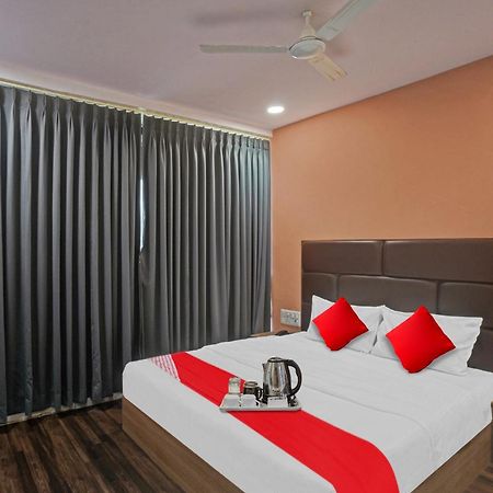 Hotel O Infinity Surat Buitenkant foto