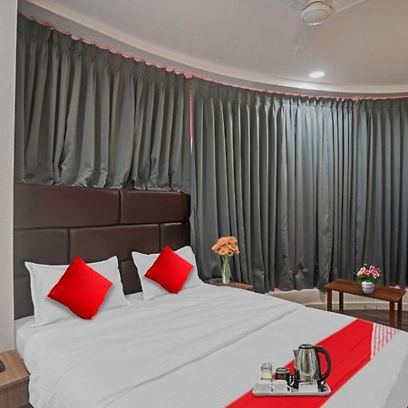 Hotel O Infinity Surat Buitenkant foto