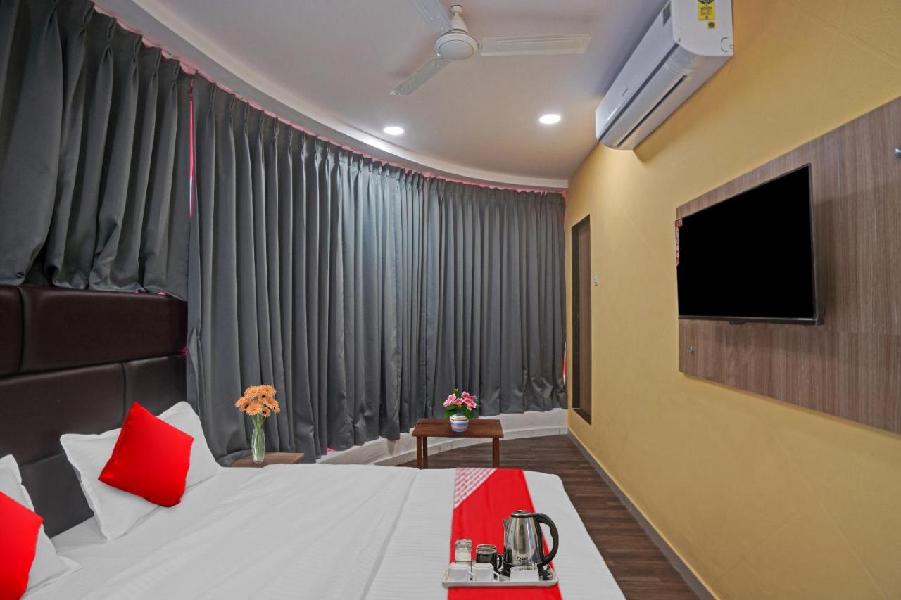 Hotel O Infinity Surat Buitenkant foto