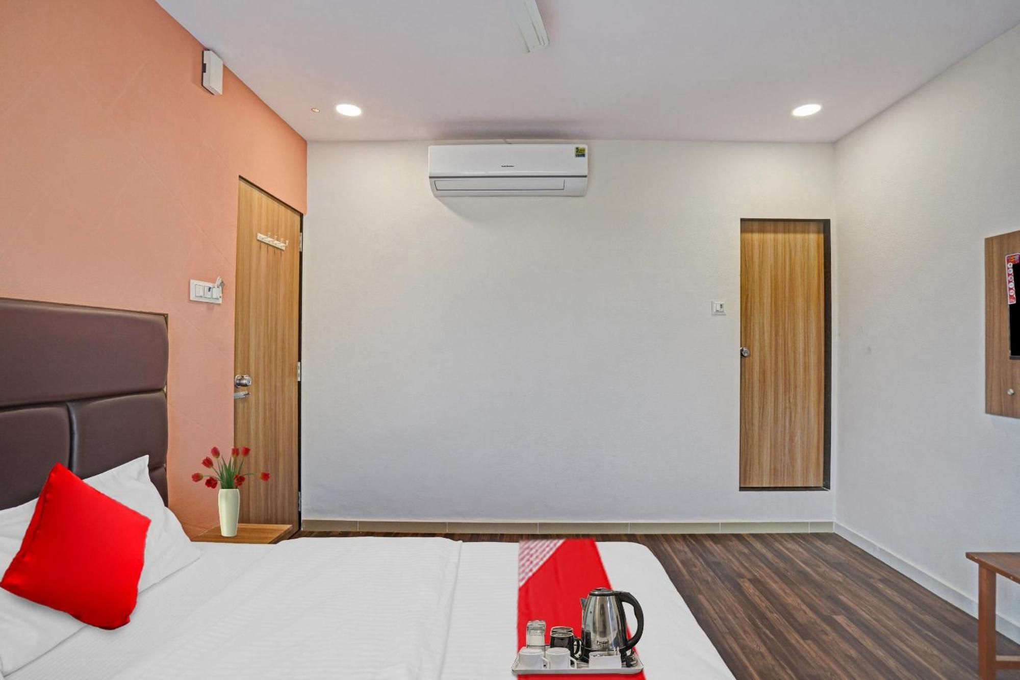 Hotel O Infinity Surat Buitenkant foto