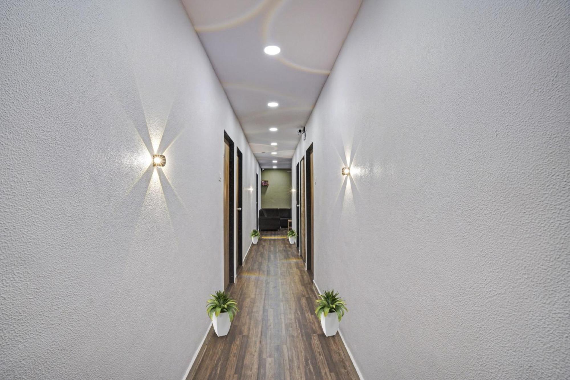 Hotel O Infinity Surat Buitenkant foto