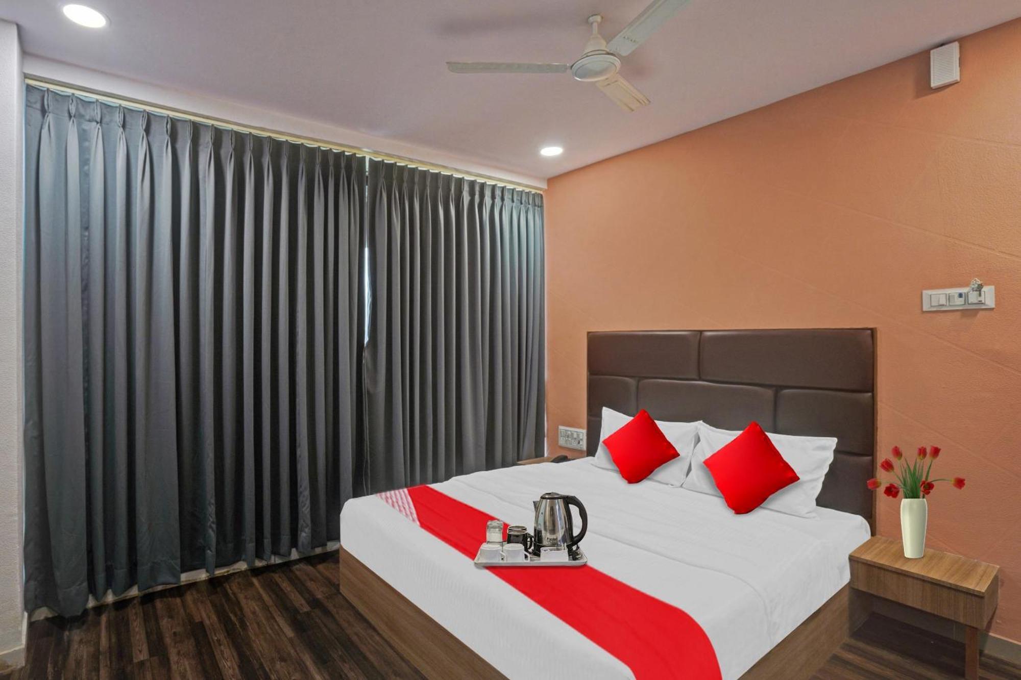Hotel O Infinity Surat Buitenkant foto