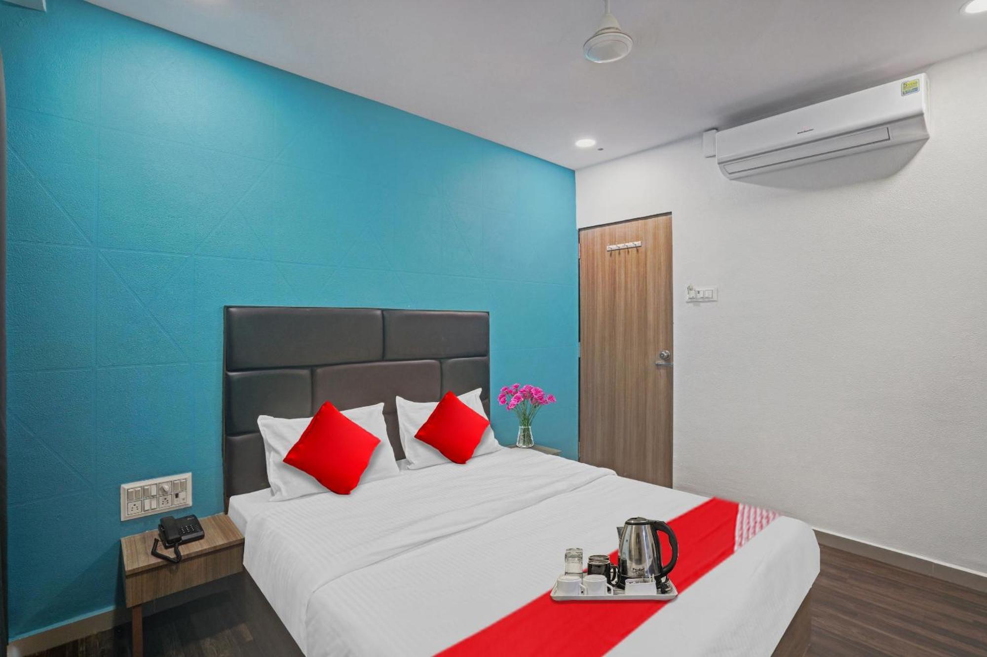 Hotel O Infinity Surat Buitenkant foto