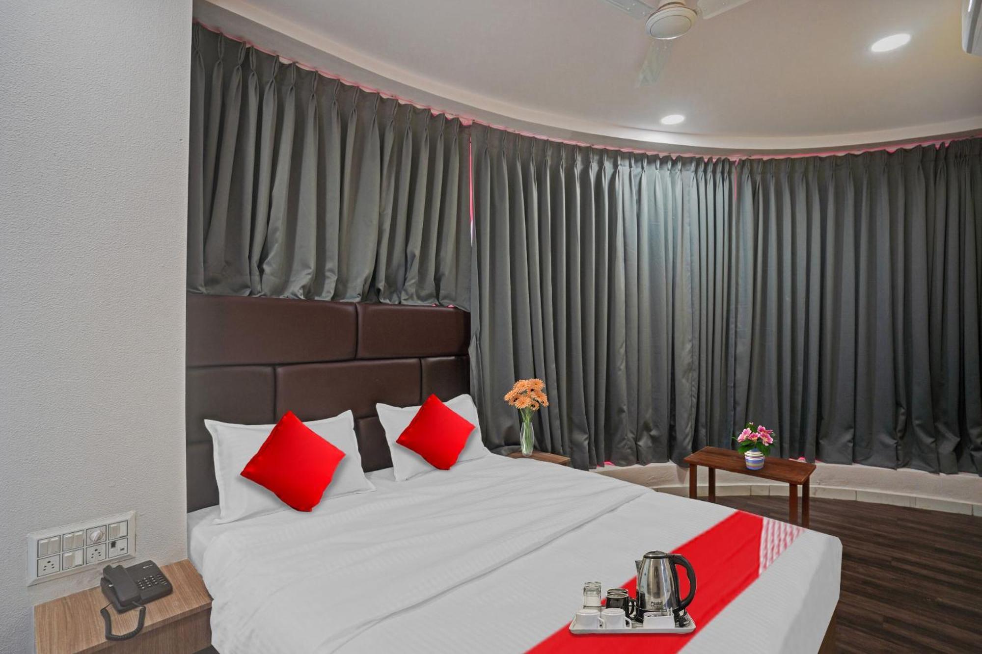 Hotel O Infinity Surat Buitenkant foto