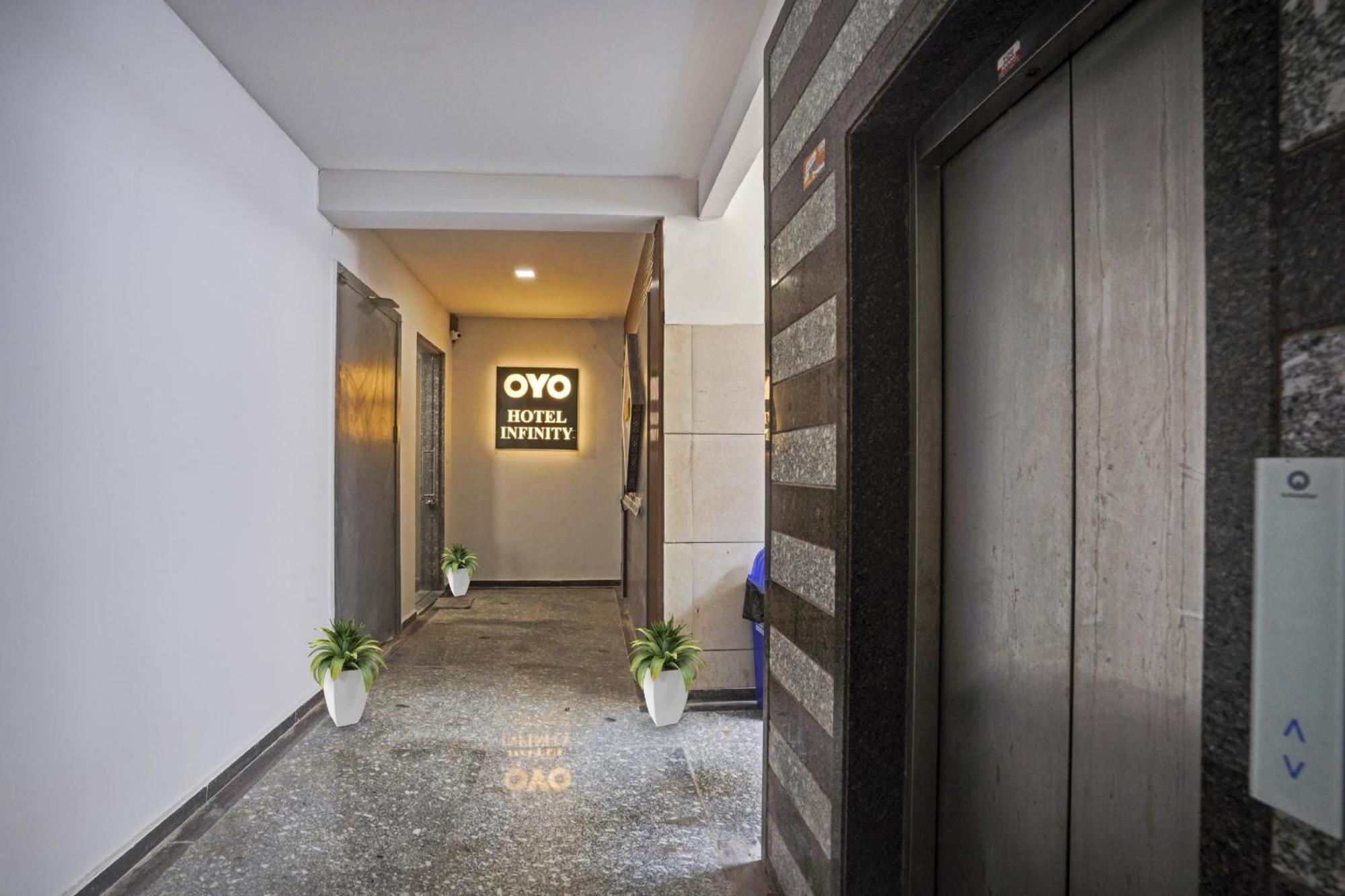Hotel O Infinity Surat Buitenkant foto